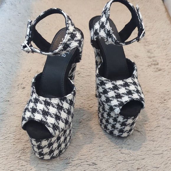 Hella Heels Houndstooth Black & White Special Edition 7" Platform Heels - Picture 9 of 10
